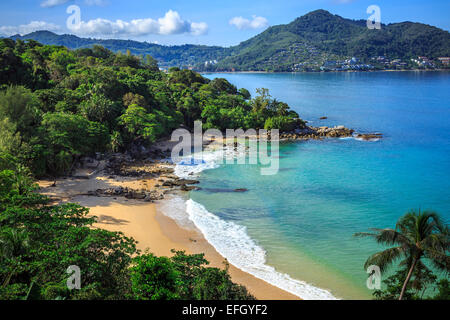 Superbe plage de Laem Sing à matin pris de high point, Phuket, Thailand Banque D'Images