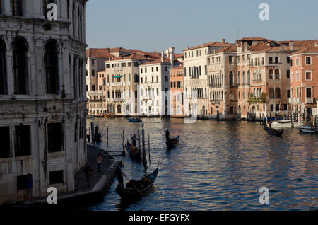 Gondoles sur le Grand Canal prises du Pont du Rialto à Venise, Italie Banque D'Images