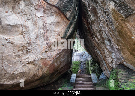 Les touristes ont pour grimper le Rocher du Lion par des escaliers grâce à ces énormes rochers à Sigiriya, Sri Lanka,rock,unesco,cave,art,fresque, Banque D'Images