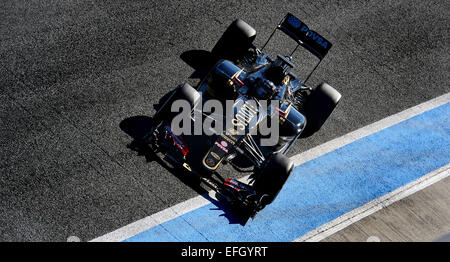 Le Français Romain Grosjean Pilote de Formule 1 de Lotus F1 Team, dirige la nouvelle hybride E23 au cours de la séance de formation pour la prochaine saison de Formule 1 au Jerez à Jerez de la Frontera, Espagne du Sud, 04 février 2015. Photo : Peter Steffen/dpa Banque D'Images