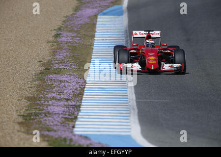 Jerez, Espagne. 4 Février, 2015. KIMI RAIKKONEN de Finlande et la Scuderia Ferrari durs au cours de la Formule 1 2015 essais pré-saison au circuit de Jerez à Jerez de la Frontera, Espagne. Credit : James/Gasperotti ZUMA Wire/Alamy Live News Banque D'Images