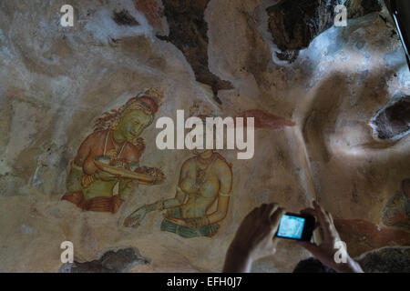 Fresques anciennes de maidens sur cave mur à la forteresse du Rocher de Sigiriya, Sigiriya, Sri Lanka Sigiriya, Sri Lanka,rock,unesco,cave,art, Banque D'Images