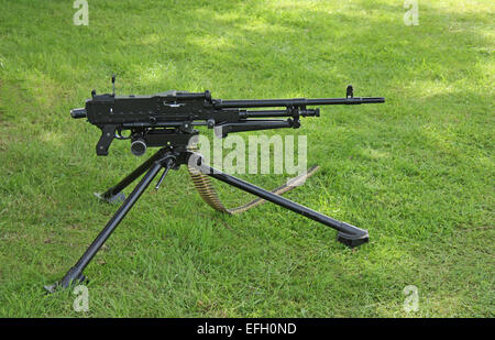 Une mitrailleuse militaires modernes mis en place sur l'herbe. Banque D'Images