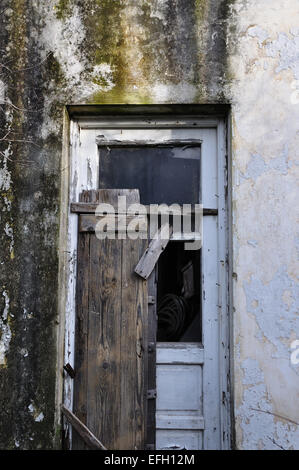 Vieille porte et mur texturé. Maison abandonnée. Banque D'Images