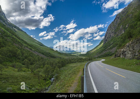 Et sinueuse route solitaire entre montagnes norvégiennes Banque D'Images
