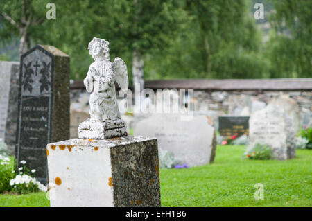 Statue de pierre tombale au cimetière Ange priant Banque D'Images