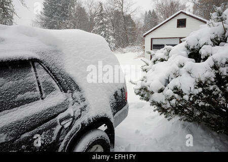 Recouvert de neige SUV après la tempête Banque D'Images