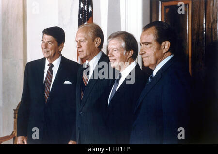 Du président américain Ronald Reagan avec les anciens présidents (L-R) Gerald Ford, Jimmy Carter et Richard Nixon posent pour un portrait avant de partir pour l'Egypte et le Président Anwar Sadat's Funeral 8 Octobre, 1981 à Washington, DC. Banque D'Images