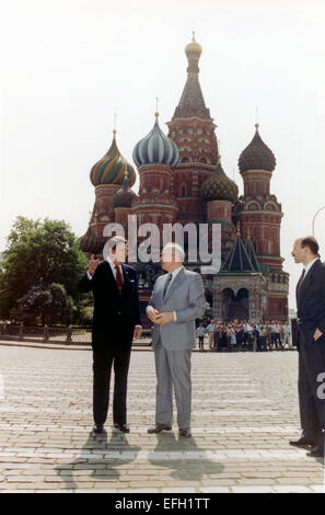 Du président américain Ronald Reagan avec Secrétaire général soviétique Mikhaïl Gorbatchev à la Place Rouge pendant le Sommet de Moscou le 31 mai 1988 à Moscou, URSS. Banque D'Images