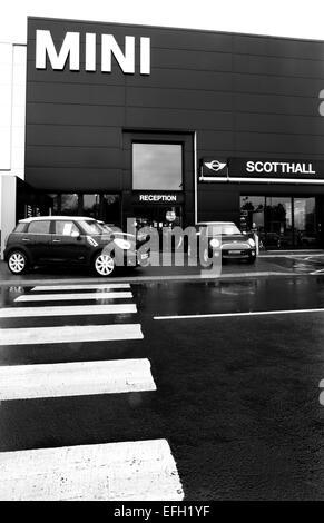 Tourné à l'extérieur de l'agence de voiture Mini, noir et blanc Banque D'Images