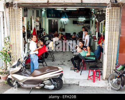 Un salon de coiffure très occupé à Can Tho, Vietnam. Banque D'Images