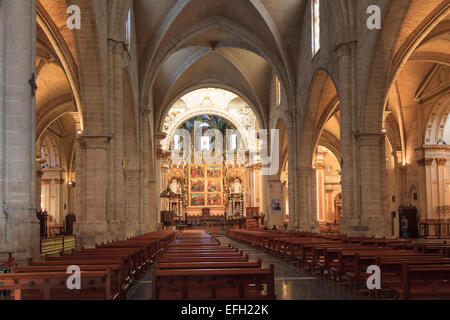 À l'intérieur de la cathédrale de Valence vers l'Autel Banque D'Images