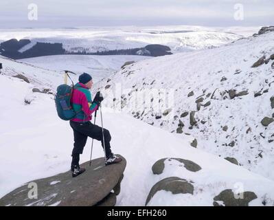 Une belle journée dans l'hivers Parc national de Peak District, Derbyshire, Royaume-Uni. Un groupe de marcheurs grimper à l'Fairbrook Kinder du Scoutisme et de retour vers le bas du plateau  ? Fairbrook Banque D'Images