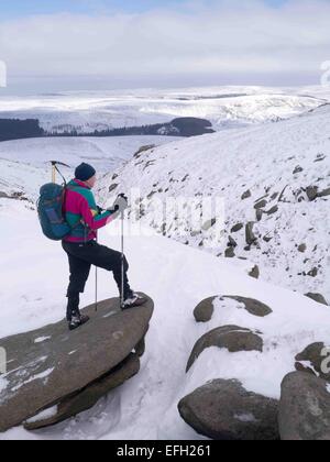 Une belle journée dans l'hivers Parc national de Peak District, Derbyshire, Royaume-Uni. Un groupe de marcheurs grimper à l'Fairbrook Kinder du Scoutisme et de retour vers le bas du plateau  ? Fairbrook Banque D'Images