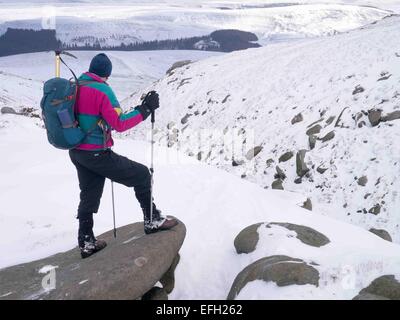 Une belle journée dans l'hivers Parc national de Peak District, Derbyshire, Royaume-Uni. Un groupe de marcheurs grimper à l'Fairbrook Kinder du Scoutisme et de retour vers le bas du plateau  ? Fairbrook Banque D'Images