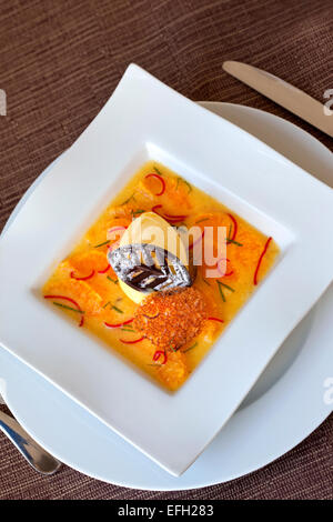 Soupe Orange, glace vanille, chocolat et biscuit Banque D'Images