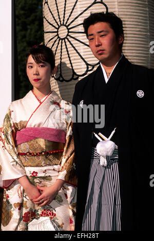 Japon, Tokyo, sanctuaire Meiji Jingu, Seijin No Hi, jour des adultes, homme et femme portant un kimono traditionnel Banque D'Images