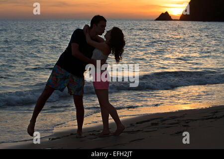 Les amoureux couple kissing au coucher du soleil à la plage. Kantiang Bay. Koh Lanta. La Thaïlande. L'Asie. Kantiang Bay est le plus célèbre comme la locati Banque D'Images