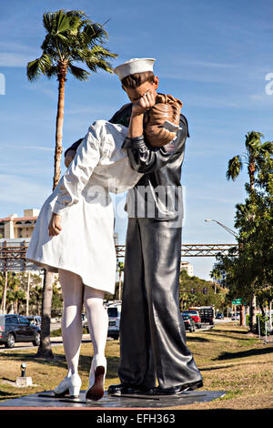 Sculpture Pop reddition sans condition de l'artiste Steward Johnson qui ressemble à une photo prise par Alfred Eisenstaedt, V-J Day in Times Square, le long de l'autoroute 17 dans le centre-ville de Sarasota en Floride le long Bay Front Park. Banque D'Images