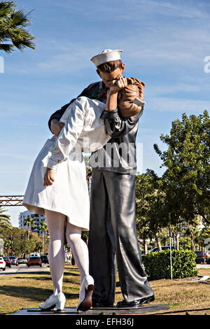 Sculpture Pop reddition sans condition de l'artiste Steward Johnson qui ressemble à une photo prise par Alfred Eisenstaedt, V-J Day in Times Square, le long de l'autoroute 17 dans le centre-ville de Sarasota en Floride le long Bay Front Park. Banque D'Images