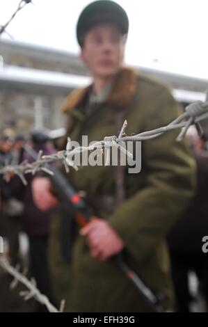 Environ 700 personnes sont arrivées à l'événement marquant le 25e anniversaire de l'ouverture de la frontière entre la Tchécoslovaquie et la Bavière, à Zelezna Ruda, République tchèque, le mardi 3 février 2015. En 1990, 70 000 personnes sont venues aux postes frontaliers routiers de couper la barrière de barbelés, qui faisait partie du rideau de fer, et essayé de faire une chaîne humaine de Zelezna Ruda à 3 kilomètres Bayerisch Eisenstein. Le village a subi de grands changements au cours des 25 dernières années parce qu'une zone militaire avait été sur son territoire et les sections locales avaient besoin d'une autorisation spéciale pour y entrer. Ce domaine ouvert à la p Banque D'Images