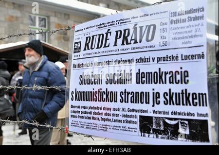 Environ 700 personnes sont arrivées à l'événement marquant le 25e anniversaire de l'ouverture de la frontière entre la Tchécoslovaquie et la Bavière, à Zelezna Ruda, République tchèque, le mardi 3 février 2015. En 1990, 70 000 personnes sont venues aux postes frontaliers routiers de couper la barrière de barbelés, qui faisait partie du rideau de fer, et essayé de faire une chaîne humaine de Zelezna Ruda à 3 kilomètres Bayerisch Eisenstein. Le village a subi de grands changements au cours des 25 dernières années parce qu'une zone militaire avait été sur son territoire et les sections locales avaient besoin d'une autorisation spéciale pour y entrer. Ce domaine ouvert à la p Banque D'Images