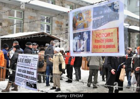 Environ 700 personnes sont arrivées à l'événement marquant le 25e anniversaire de l'ouverture de la frontière entre la Tchécoslovaquie et la Bavière, à Zelezna Ruda, République tchèque, le mardi 3 février 2015. En 1990, 70 000 personnes sont venues aux postes frontaliers routiers de couper la barrière de barbelés, qui faisait partie du rideau de fer, et essayé de faire une chaîne humaine de Zelezna Ruda à 3 kilomètres Bayerisch Eisenstein. Le village a subi de grands changements au cours des 25 dernières années parce qu'une zone militaire avait été sur son territoire et les sections locales avaient besoin d'une autorisation spéciale pour y entrer. Ce domaine ouvert à la p Banque D'Images