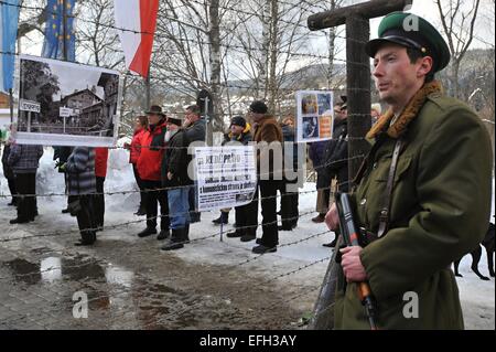 Environ 700 personnes sont arrivées à l'événement marquant le 25e anniversaire de l'ouverture de la frontière entre la Tchécoslovaquie et la Bavière, à Zelezna Ruda, République tchèque, le mardi 3 février 2015. En 1990, 70 000 personnes sont venues aux postes frontaliers routiers de couper la barrière de barbelés, qui faisait partie du rideau de fer, et essayé de faire une chaîne humaine de Zelezna Ruda à 3 kilomètres Bayerisch Eisenstein. Le village a subi de grands changements au cours des 25 dernières années parce qu'une zone militaire avait été sur son territoire et les sections locales avaient besoin d'une autorisation spéciale pour y entrer. Ce domaine ouvert à la p Banque D'Images