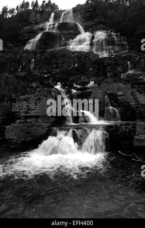 Tvindefossen cascade ; appelé aussi Trollafossen, près de la ville de Voss, Hordaland région, l'ouest de la Norvège, Scandinavie, l'Europe. Banque D'Images