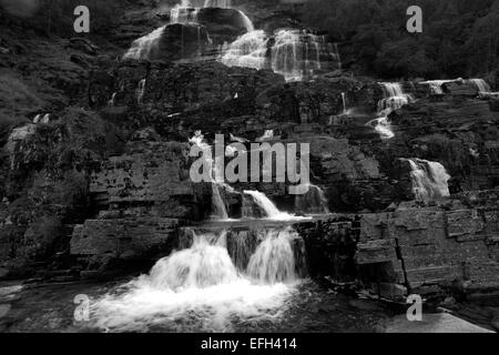 Tvindefossen cascade ; appelé aussi Trollafossen, près de la ville de Voss, Hordaland région, l'ouest de la Norvège, Scandinavie, l'Europe. Banque D'Images