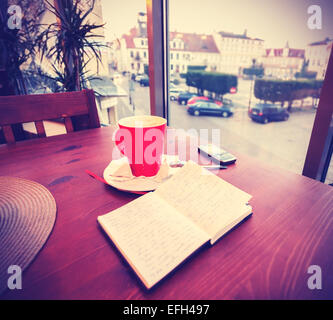 Vintage comme instagram tonique tasse à café et journal dans un café. Banque D'Images