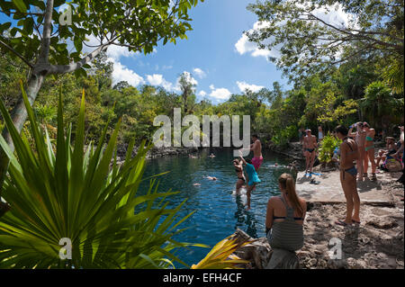 Vue horizontale de touristes appréciant la fraîcheur de l'eau à la Cueva de los Peces (Grotte du poisson) à Cuba. Banque D'Images