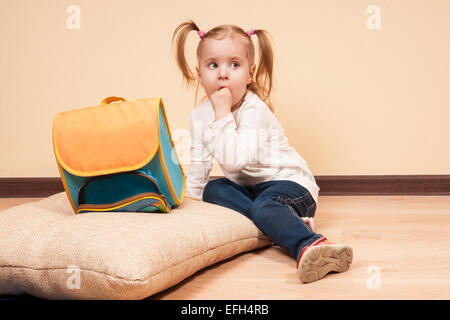 Fille avec un sac d'école Banque D'Images