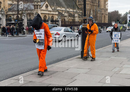 Londres, Royaume-Uni. 4 février 2015 - Des militants de la campagne Save Shaker Aamer qui protestaient devant Westminster aujourd'hui demande au gouvernement britannique d'obtenir la libération immédiate de Shaker et retour à la France. Demander à des militants de London à les rejoindre à la Saint-valentin Mars à Downing Street la semaine prochaine pour marquer 13 années d'emprisonnement du shaker dans le camp de détention de Guantanamo Bay. Credit : Subvention Vélaires/ZUMA/ZUMAPRESS.com/Alamy fil Live News Banque D'Images