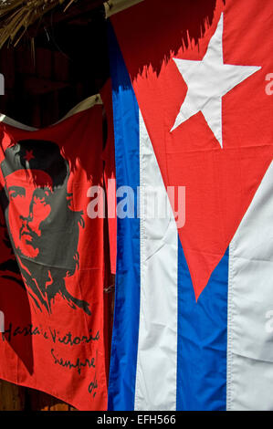 Vue verticale d'un drapeau cubain et un drapeau Che Guevara suspendu dans le soleil. Banque D'Images
