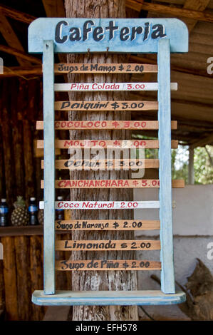 Vue verticale d'une carte de cocktails de rhum fait de boissons alcoolisées et non alcoolisées dans un bar à Cuba. Banque D'Images