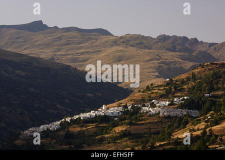 Avis de Capileira village. Région de l'Alpujarra. Grenade. L'Andalousie. Espagne Banque D'Images