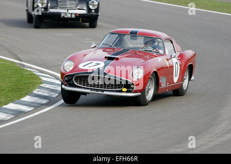 Une Ferrari 250 TDF mécaniques c'est à l'intérieur de la roue avant tout en virage difficile à la 72e réunion des membres de Goodwood. Banque D'Images