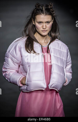 4 février 2015 - A model Krizia Robustella présentant la nouvelle collection à la Fashion Week de Barcelone 080 © Matthias Rickenbach/ZUMA/ZUMAPRESS.com/Alamy fil Live News Banque D'Images