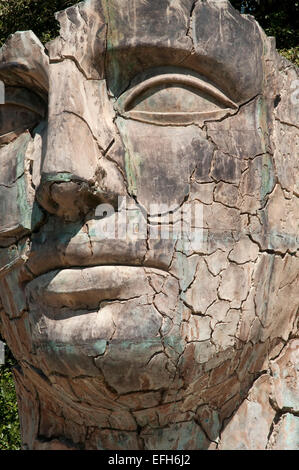 L'Italie, l'Tuuscany, Florence, Giardino Dei Jardin de Boboli, tête sculptée moderne par l'artiste Igor Mitoraj Banque D'Images