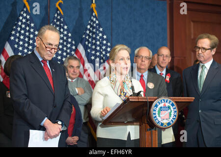 Le sénateur américain le sénateur Kirsten Gillibrand avec les sénateurs Chuck Schumer et les familles des victimes de l'aviation lancer un pousser pour protéger la sécurité de l'aviation fédérale au cours d'une conférence de presse Le 4 février 2015 à Washington, DC. La majorité républicaine au Congrès a indiqué qu'ils ont l'intention d'annuler les règlements pris après le 11 septembre avec la réautorisation de la Federal Aviation Administration. Banque D'Images