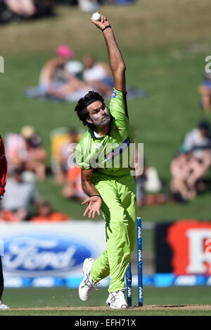 Napier, Nouvelle-Zélande. 06Th Feb 2015. Mohammad Irfan bowling. Un jour de l'ANZ série international de cricket. Match 2 entre la Nouvelle-Zélande chapeau noir et le Pakistan au McLean Park de Napier, Nouvelle-Zélande. © Plus Sport Action/Alamy Live News Banque D'Images