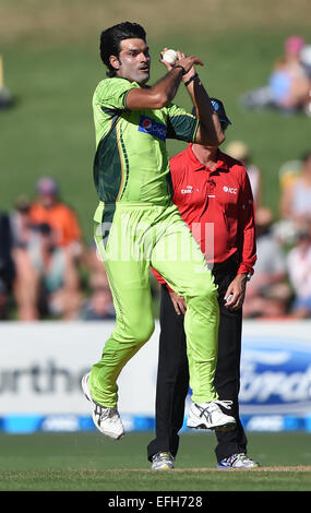 Napier, Nouvelle-Zélande. 06Th Feb 2015. Mohammad Irfan bowlling. Un jour de l'ANZ série international de cricket. Match 2 entre la Nouvelle-Zélande chapeau noir et le Pakistan au McLean Park de Napier, Nouvelle-Zélande. © Plus Sport Action/Alamy Live News Banque D'Images