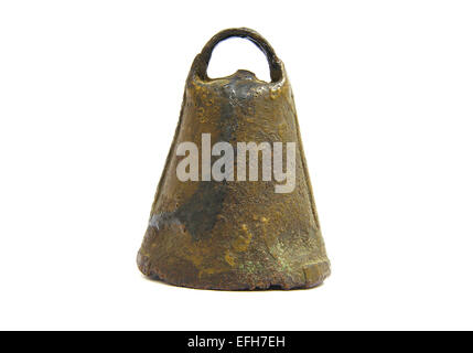 Meubles anciens et Rusty cowbell sur fond blanc Banque D'Images