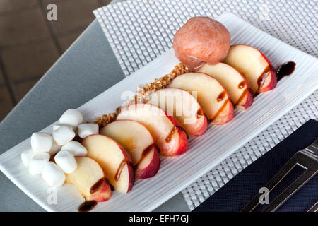 Les nectarines, guimauve, arachides et sorbet à la fraise Banque D'Images