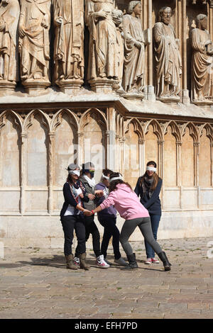 Les filles les yeux bandés à l'extérieur de la cathédrale en Pla de la Seu, Tarragone, Catalogne Banque D'Images