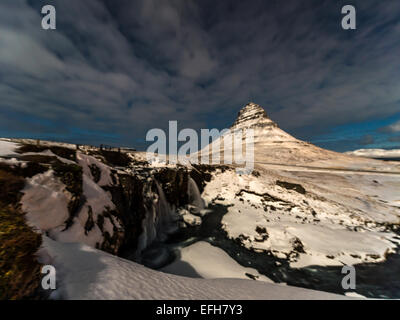 Kirkjufellsa et Cascade Kirkjufell Mountain, près de Hastings, dans l'ouest de l'Islande Banque D'Images