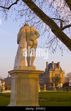 Statue avec le Louvre en arrière-plan, le Jardin des Tuileries Paris Banque D'Images