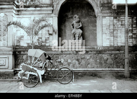 Scène de rue et une statue d'Hanuman en Solo Surakarta à Java en Indonésie en Asie du Sud-Est Extrême-Orient. Billet d Banque D'Images