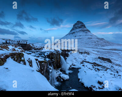 Kirkjufellsa et Cascade Kirkjufell Mountain, près de Hastings, dans l'ouest de l'Islande Banque D'Images